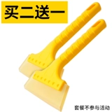 Автомобильные скребки с льдом и снежной лопатой в зимнем стекле Снеж снег