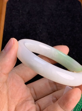 瑕疵和田玉翠青女款手镯带证书