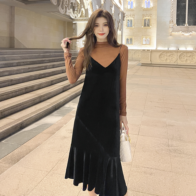 金丝绒连衣裙女装新款2025春季中长款吊带裙赫本小黑裙丝绒鱼尾裙-图1