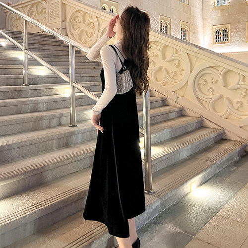 赫本风黑色丝绒吊带连衣裙女2026春季复古显瘦V领露背长裙小黑裙 - 图1