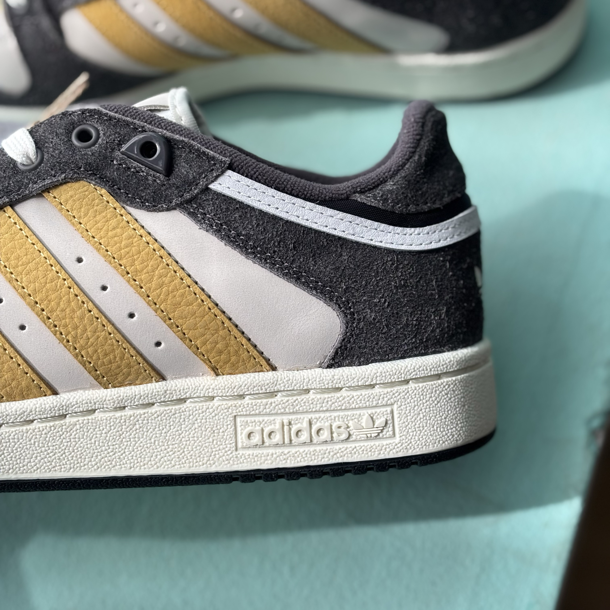 阿迪达斯 三叶草 男子皮质耐磨灰色透气休闲运动板鞋 IH3072 N仓 - 图3