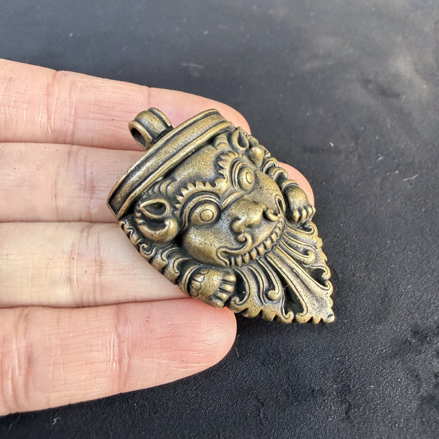 Antiques and miscellaneous antique Tibetan brass bazaar pendants, copper carving pendants, copper pendant accessories