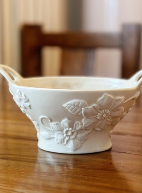 陶瓷浮雕花朵双耳花篮花器