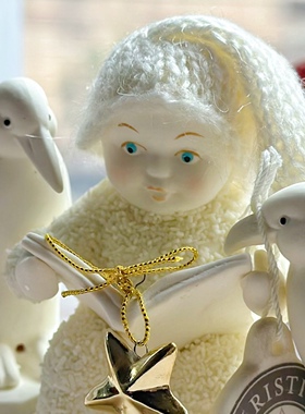 持续瓷生Department56陶瓷白帽子雪娃宝企鹅看书摆件创意工艺品
