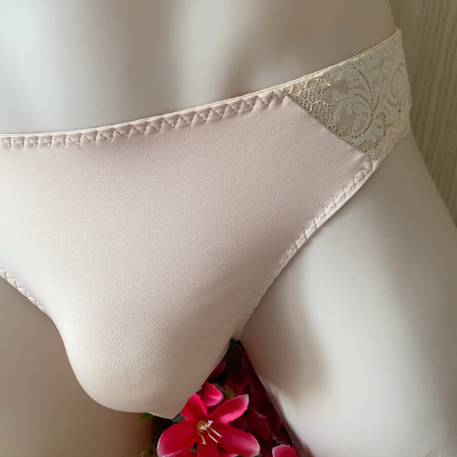 Foreign trade feminine design men's nude three-legged pants comfortable and close-fitting breathable everyday wear half-butt men's underwear
