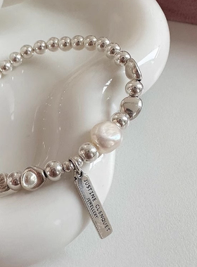 法国【设计师】CARLINE 不规则银豆巴洛克珍珠手链女ins幸运字牌