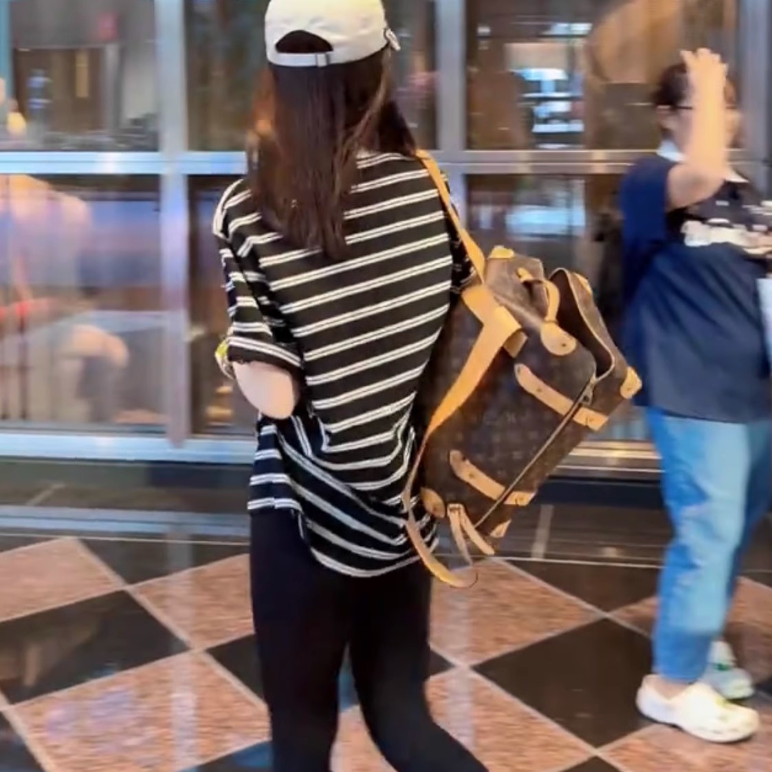 潮牌字母刺绣条纹中长款短袖T恤女2025夏季新款宽松百搭显瘦上衣 - 图3