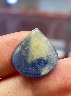 天然蓝宝石水滴形吊坠蓝与黄交织原矿原色镶嵌随形矿标收藏18.2ct