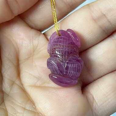 天然红宝石玉米苞米如意雕刻件紫红色工好有光泽寓意苞你发财34ct