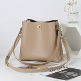 Вместительная и большая сумка через плечо на одно плечо, из натуральной кожи