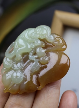 天然和田玉且末糖十二生肖猴子吊坠挂件精品一夜封侯玉佩玉坠证书