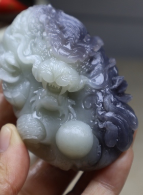 新品自家雕刻和田玉白玉俏色巧雕龙手把件烟紫俏色包抛光
