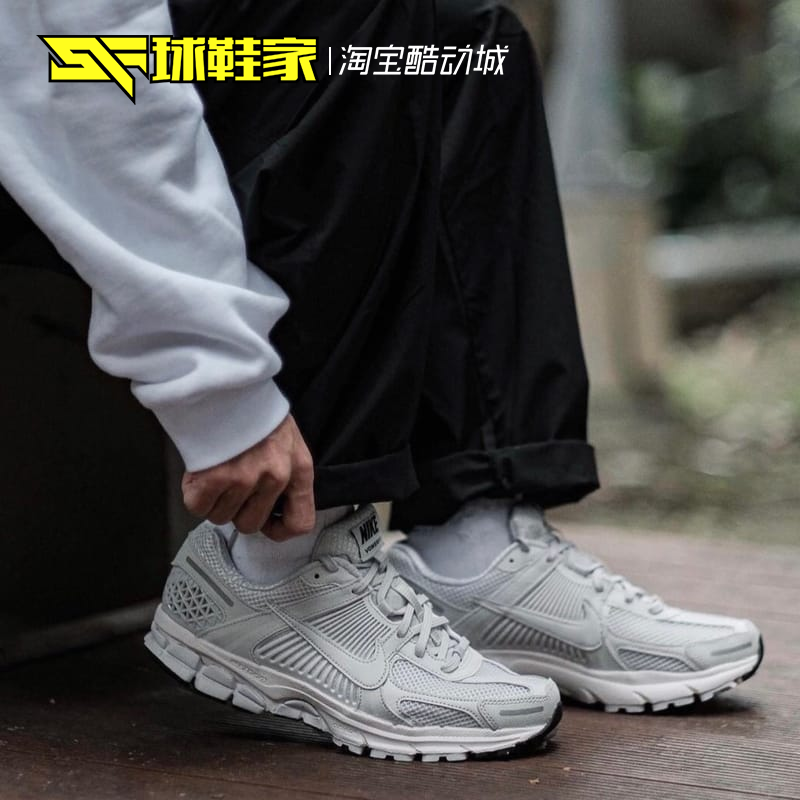 球鞋家 Nike Air Zoom Vomero 5 低帮男女灰色跑步鞋 BV1358-001 - 图1