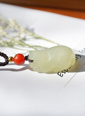 天然玉石貔貅吊坠青白玉皮丘挂件