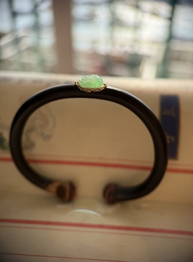 鸡血藤手镯镶嵌A货果绿色小貔貅