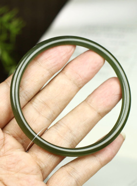 古晨和田玉湖水绿圆条手镯