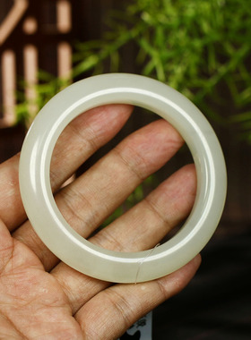 古晨和田玉冰晴水圆条手镯