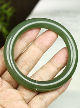古晨和田玉湖水绿圆条手镯