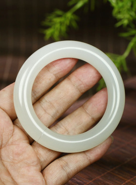 古晨和田玉冰晴水圆条手镯