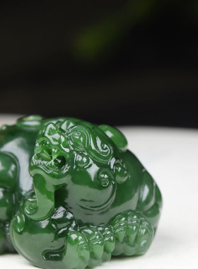（古晨珠宝）俄罗斯和田玉菠菜绿碧玉貔貅把件手玩件瑞兽赐福93g