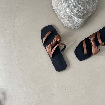 ເກີບແຕະແບບ retro ຝຣັ່ງສໍາລັບແມ່ຍິງ 2024 summer ໃຫມ່ versatile bow flat slippers flip-flops ເກີບຫາດຊາຍສໍາລັບແມ່ຍິງ