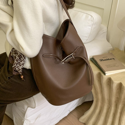 包包韩国轻奢百搭单肩腋下包女式2025新款大容量高级感手拎水桶包 - 图1