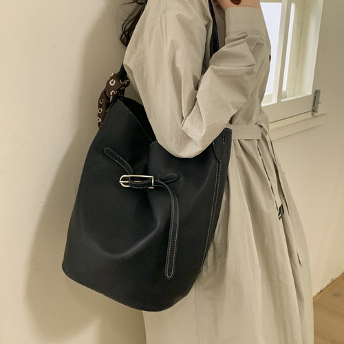 包包韩国轻奢百搭单肩腋下包女式2025新款大容量高级感手拎水桶包 - 图0