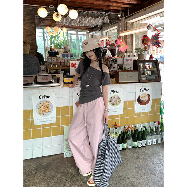 ເສື້ອແຂນສັ້ນເປີດບ່າອອກແບບທີ່ສຸຂຸມຂອງ Huanghuangjia