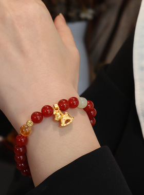 新款天然红玛瑙手链圆珠小马吊坠手串女简约手工弹力绳设计手环