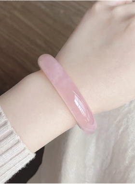 新货天然莫桑比克粉晶手镯粉润粉晶臂镯大圈口女神范霸气玛瑙玉髓