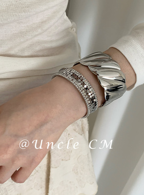 2025新款高级感螺旋纹宽版手镯女