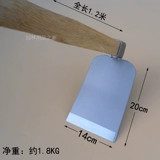 Все стальные сельскохозяйственные фермы посадка овощей и копание из земли копает на открытом воздухе большие мотыги, чтобы открыть грибную ручку сплошной древесины