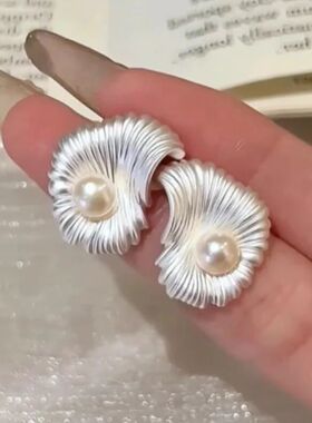 Irregular Fan-Shaped Imitation Pearl Earrings for Women Vaca