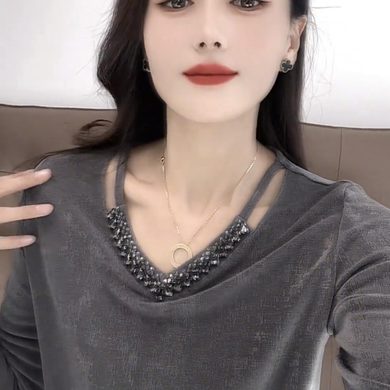 设计感镶钻V领镂空露肩打底衫女2025春装新款长袖t恤独特别致上衣 - 图1