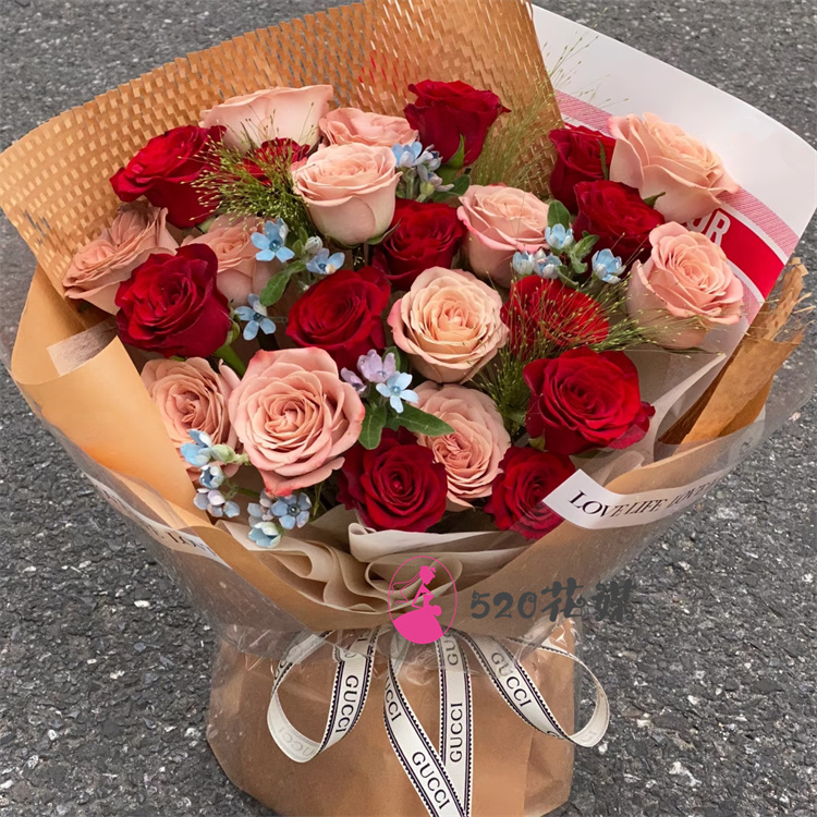 上海市闵行区梅陇吴泾马桥镇同城鲜花店送卡布碎冰蓝玫瑰生日花束 - 图3