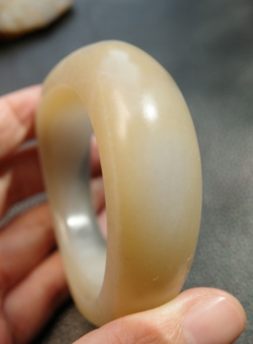 【谢钰儿】新疆和田玉籽料独籽糖白青花玉满皮随型手镯53