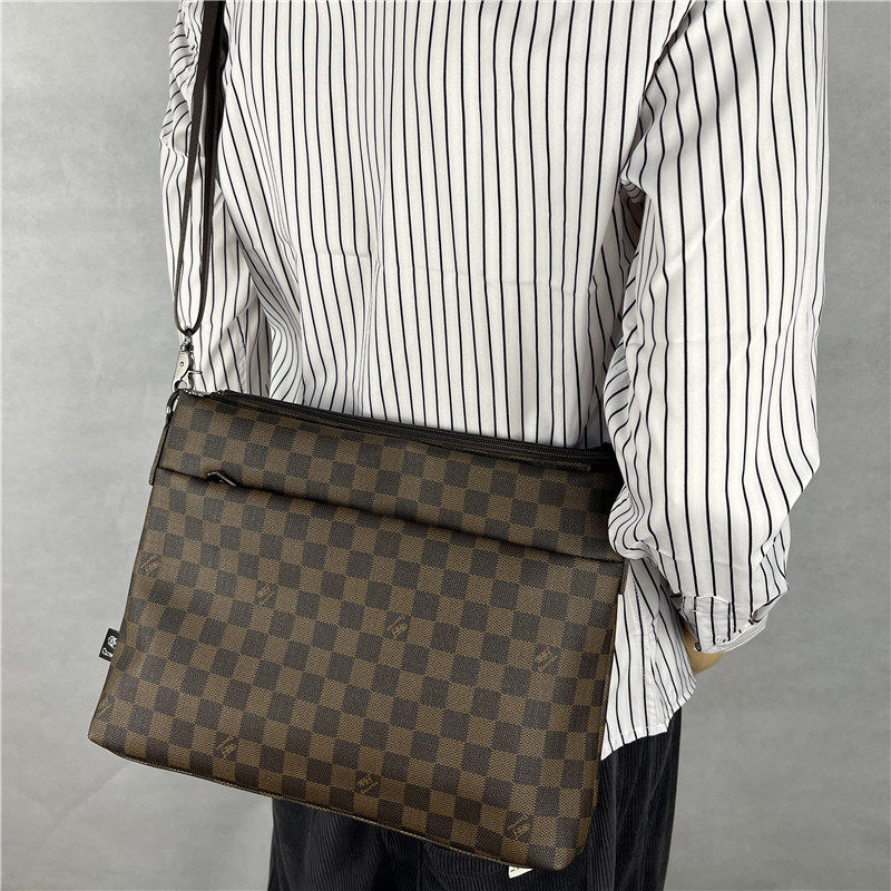 2025国潮男士格纹斜挎包 休闲日韩格子单肩包 简约软皮男包PU背包,淘宝优惠券,粉丝福利购,淘宝优惠卷