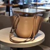 Вместительная и большая кожаная сумка через плечо на одно плечо, из натуральной кожи