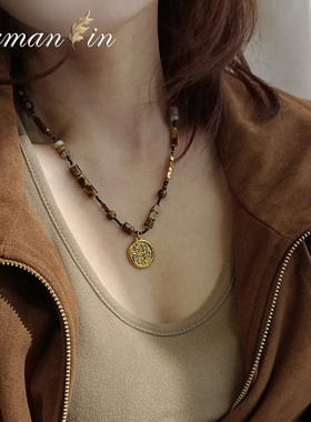 复古美拉德咖色圆牌吊坠项链女款