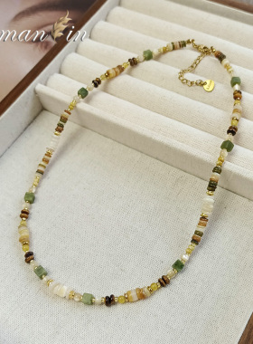 日常搭配浅色串珠项链毛衣链