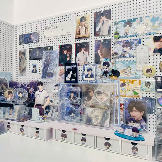 亚克力吧唧徽章防潮角色手办展示盒推拉高透明盒小卡立牌流沙货架