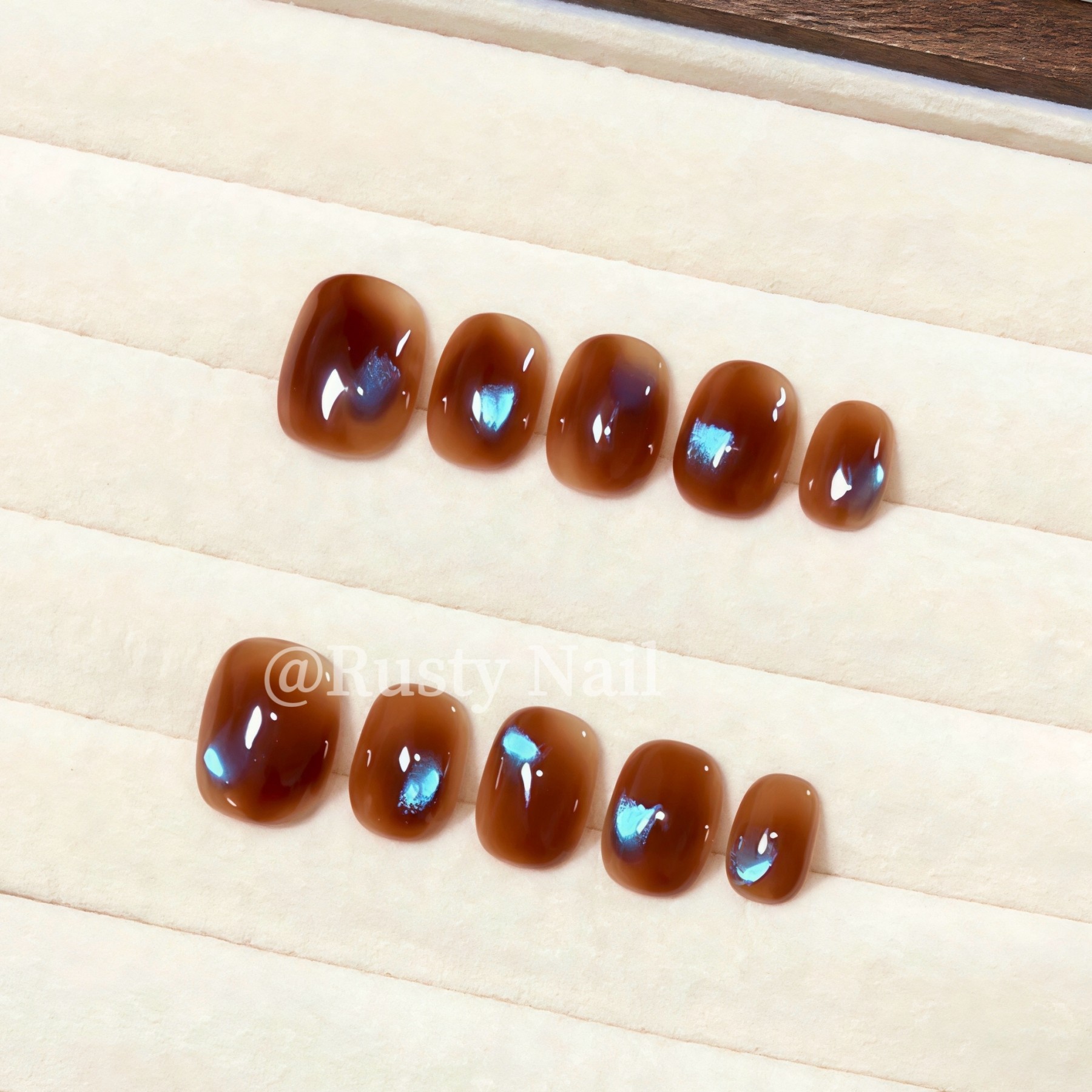 【多瑙河】秋冬氛围感蓝棕猫眼手工穿戴甲高级感短款显白美甲贴片,淘宝优惠券,粉丝福利购,淘宝优惠卷