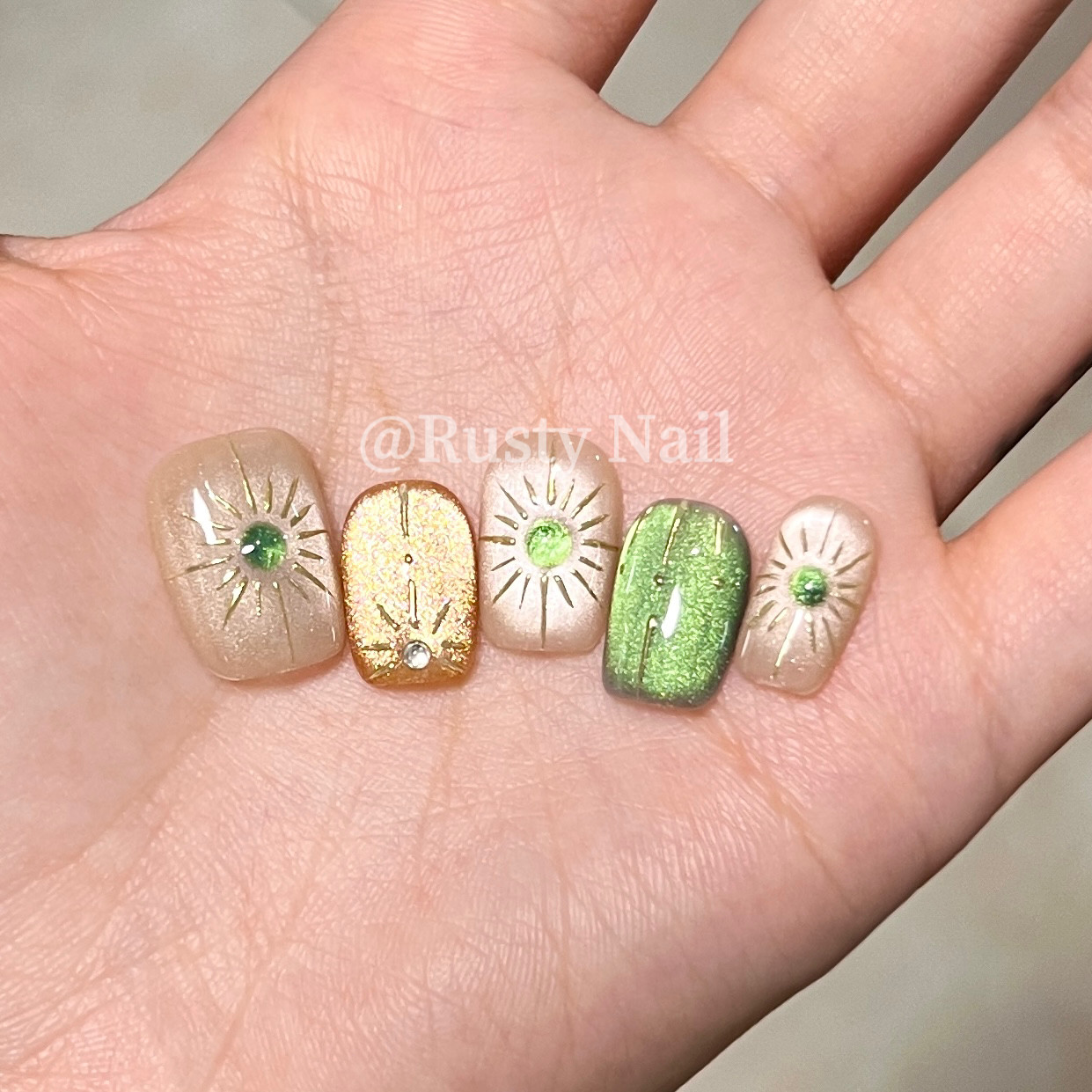 【阿波罗】贵气绿宝石猫眼手工穿戴甲手绘太阳纹理高级感美甲贴片,淘宝优惠券,粉丝福利购,淘宝优惠卷