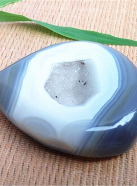 天然灰白色滴水形玛瑙聚宝盆吊坠