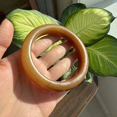 新疆和田玉且末糖镯小宽版泥鳅背油润细腻带证书