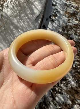 新疆和田玉且末粉糖白玉手镯油润细腻泥鳅背
