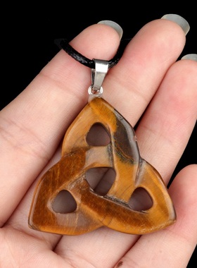 【茜茜珠饰】爱尔兰凯尔特结吊坠镂空三角造型欧美饰品 13色