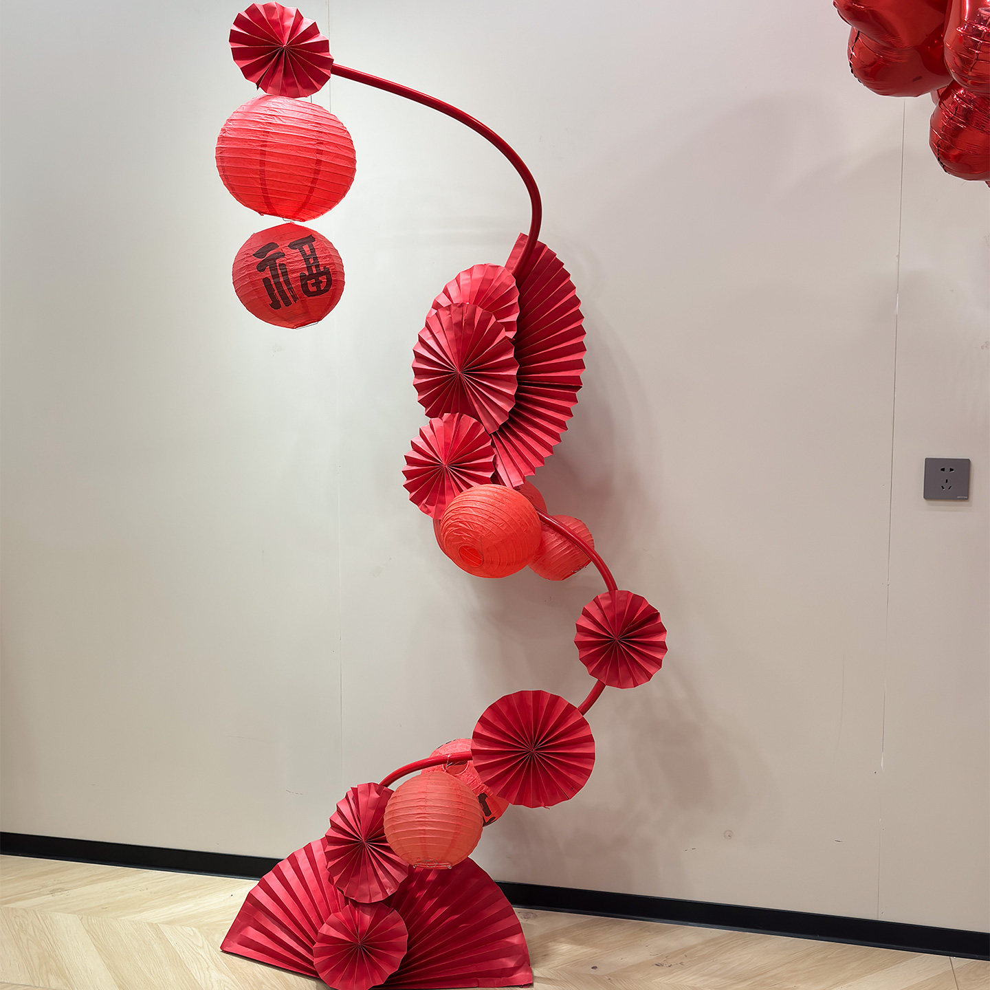 新年春节创意橱窗布置场景装饰红灯笼纸扇花氛围商场美陈道具女装,淘宝优惠券,粉丝福利购,淘宝优惠卷