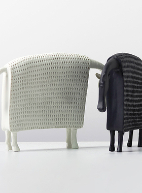 一款富有设计感的马造型摆件