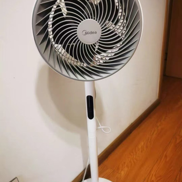 Midea Circulation Fan remotely controls up and down long distance to deliver air